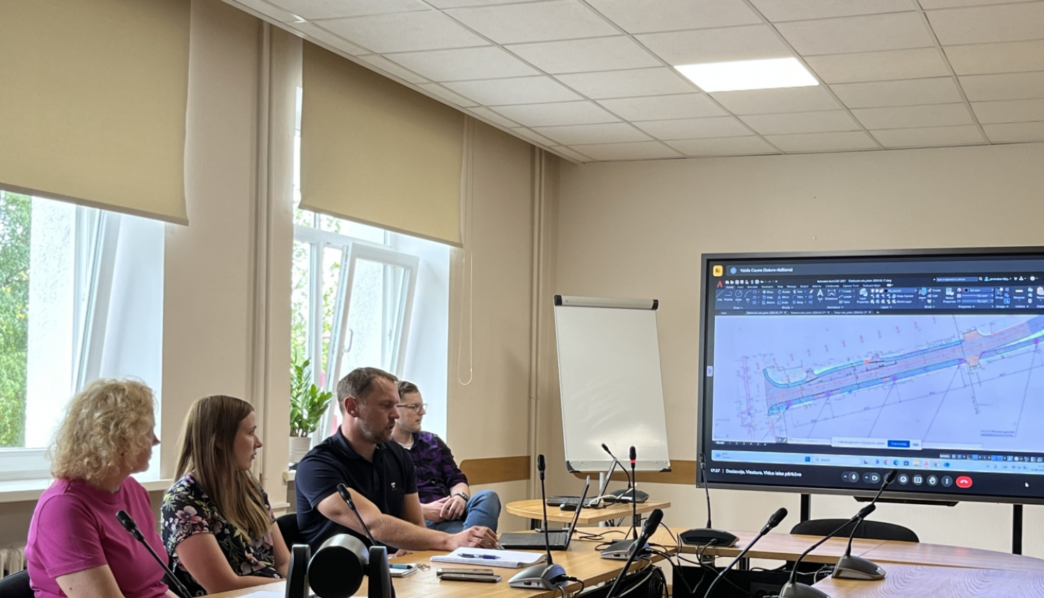 Attēls: tikšanās ar projektētāju par ielu pārbūvi