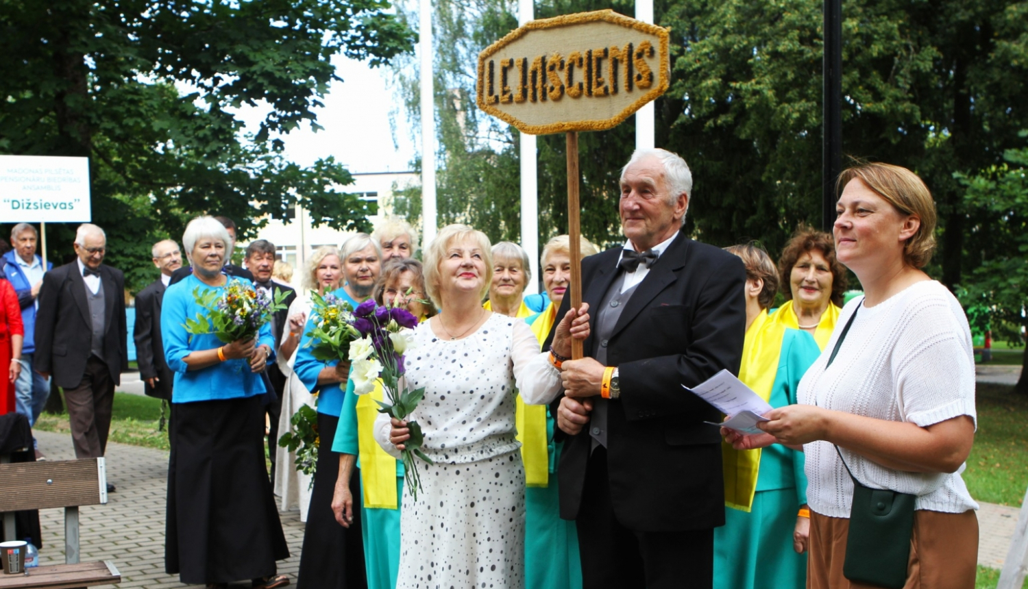 Piedalās 6. Latvijas Senioru sadziedāšanās svētkos