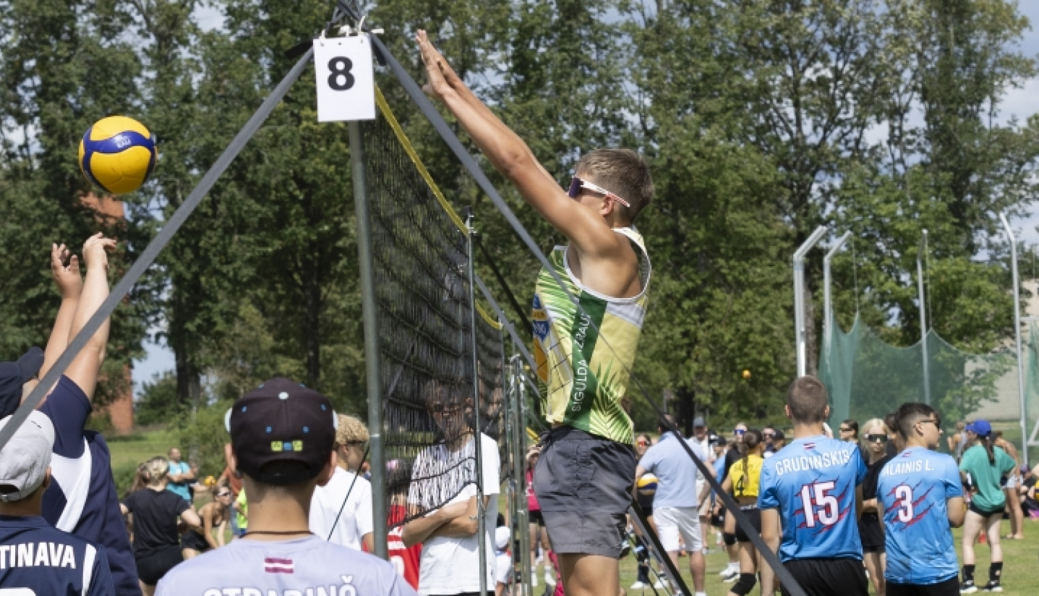 Attēls: aptuveni 400 jaunie volejbolisti pulcējas uz sacensībām Jaungulbenes stadionā