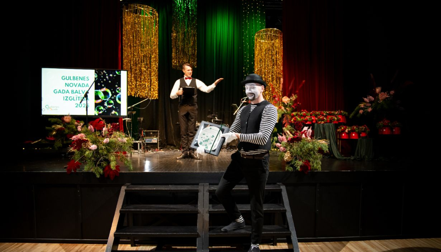 attēls: pasniegta Gulbenes novada gada balva izglītībā 2025
