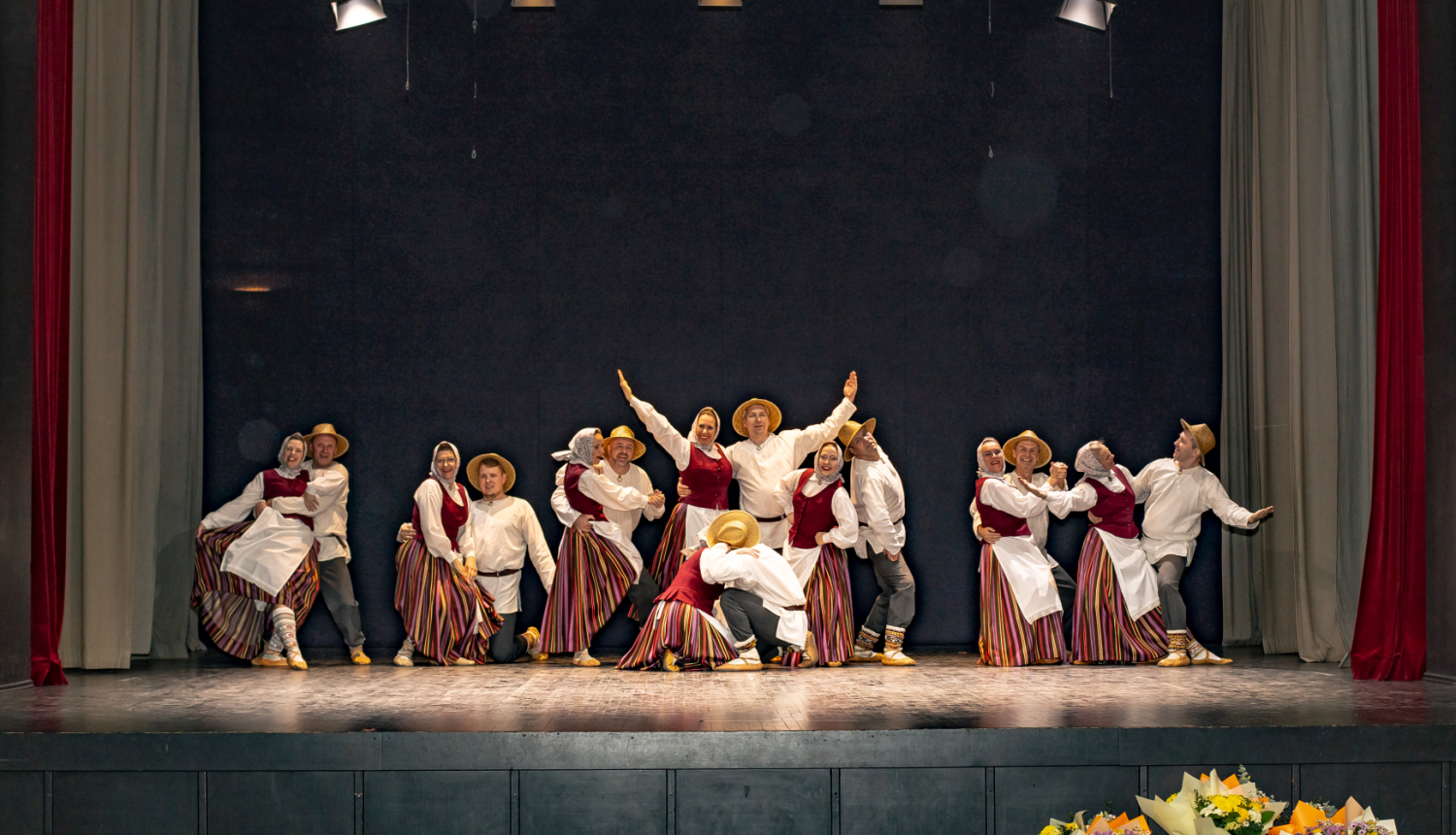 Attēls: Izcili aizvadīta pieaugušo tautisko deju kolektīvu koncertskate!