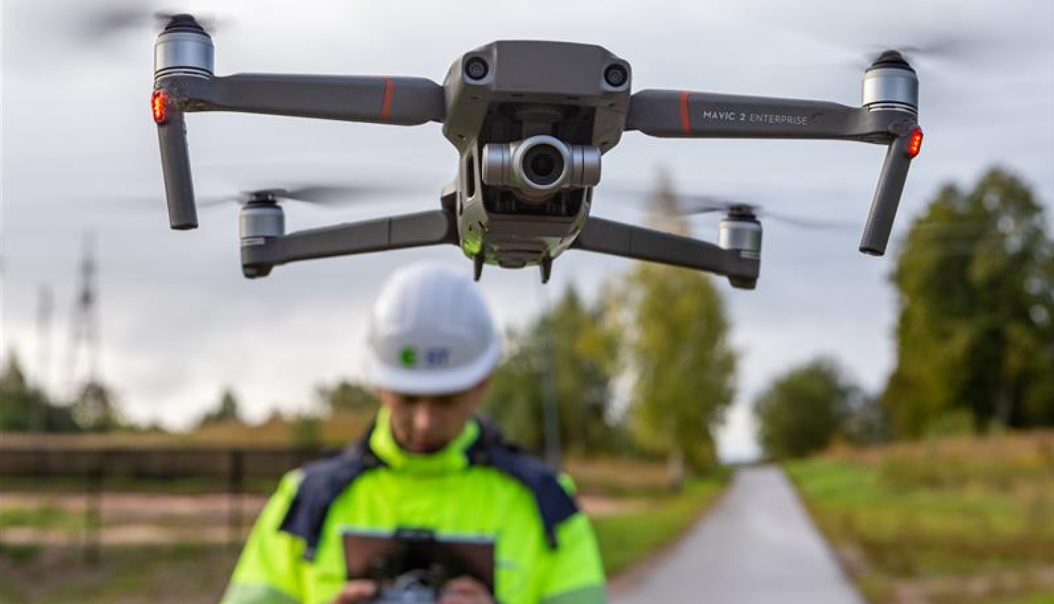 Attēls: Vairākos novados veiks gaisvadu elektrolīniju apsekošanu ar droniem un helikopteru