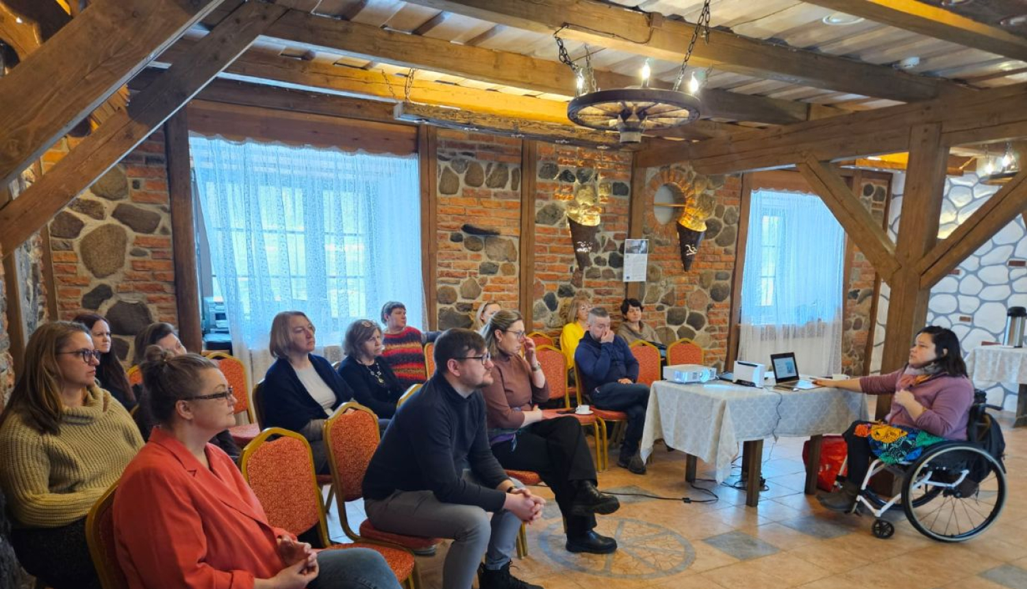 Attēls: apmācību cikla otrās un trešās dienas mācības par tēmām “Vides piekļūstamība praksē un pieredzē” un “Piekļūstamība – attieksme un aizspriedumi”