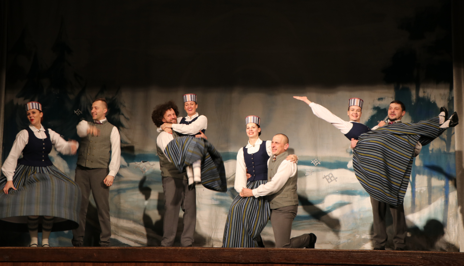 Attēls: Gulbenes novada tautisko deju kolektīvu dejotāji sadancī