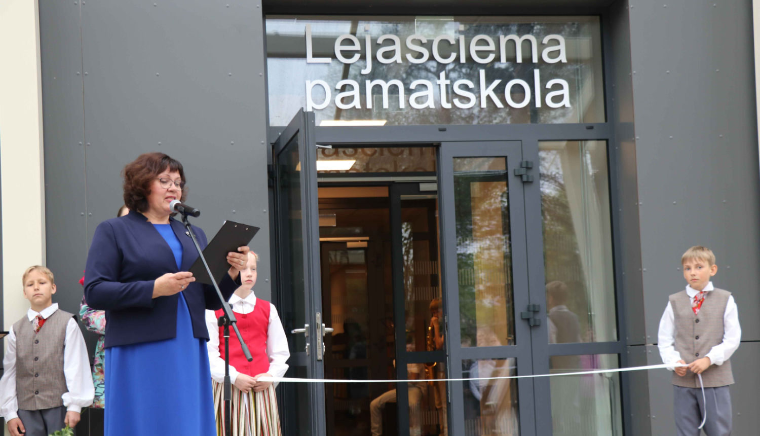 Renovētās skolas ēkas atklāšanas svētki Lejasciemā