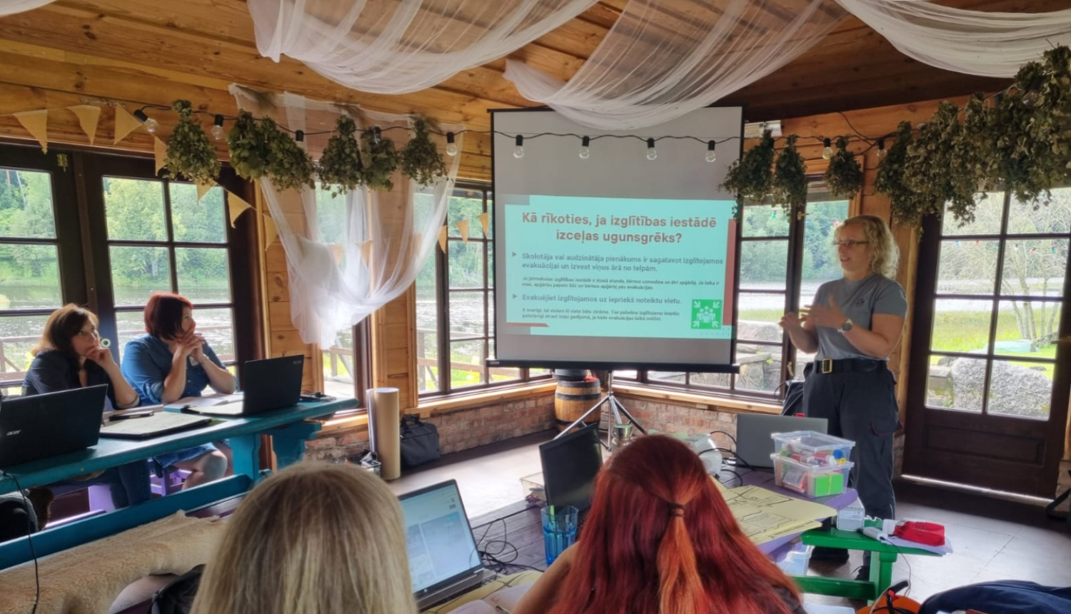 Attēls: Skolotājus iepazīstina ar projekta “CRISEPAC” izstrādātajiem mācību resursiem