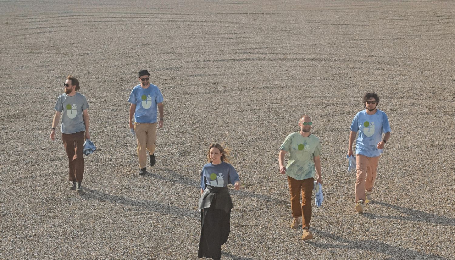 Attēls: Grupa “Astro'n'out” rada unikālu apģērbu līniju no tekstila konteineros nodotajiem krekliņiem