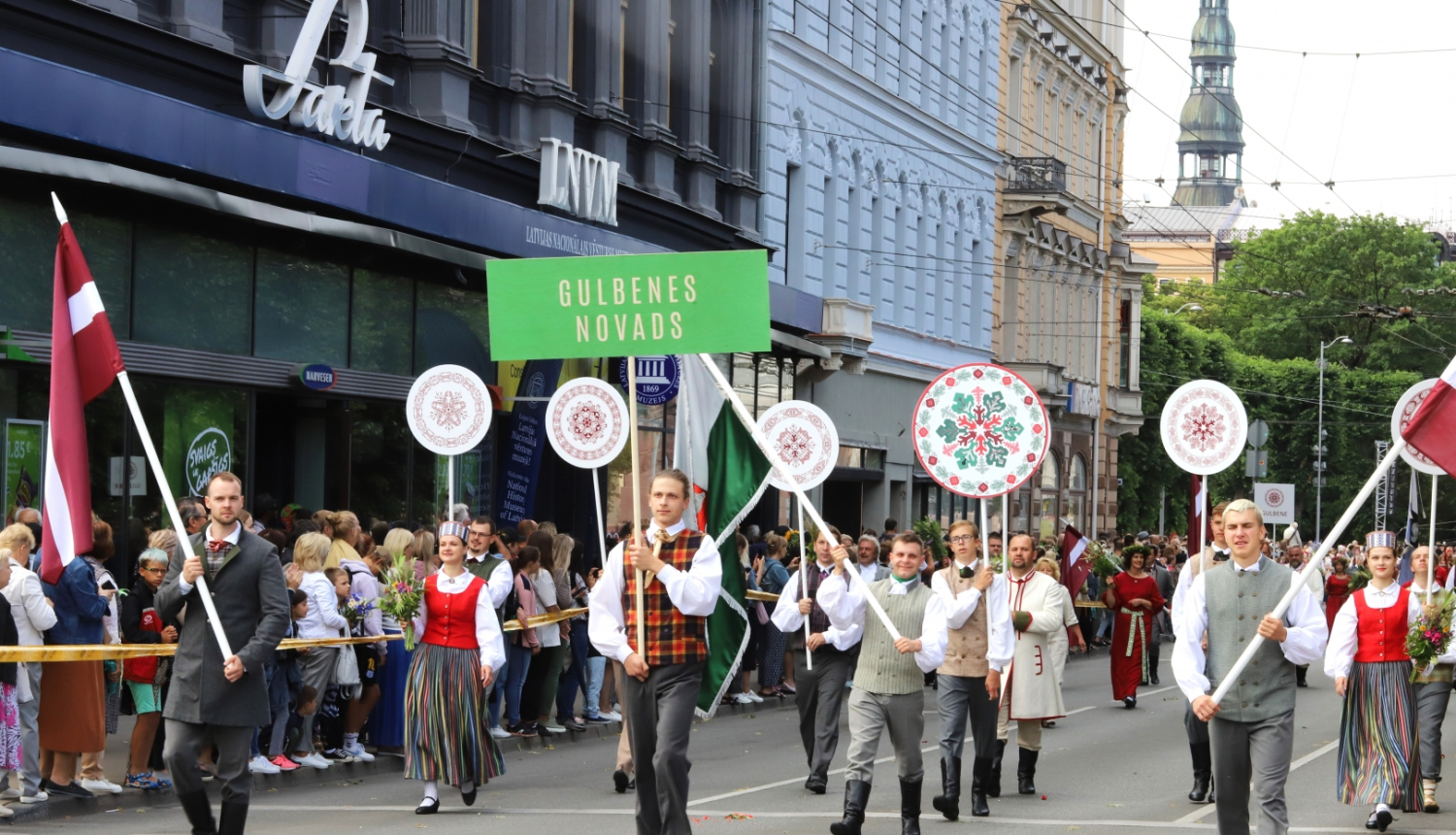 Attēls: Gulbenes novada dalībnieki dižojas Dziesmu un deju svētku gājienā