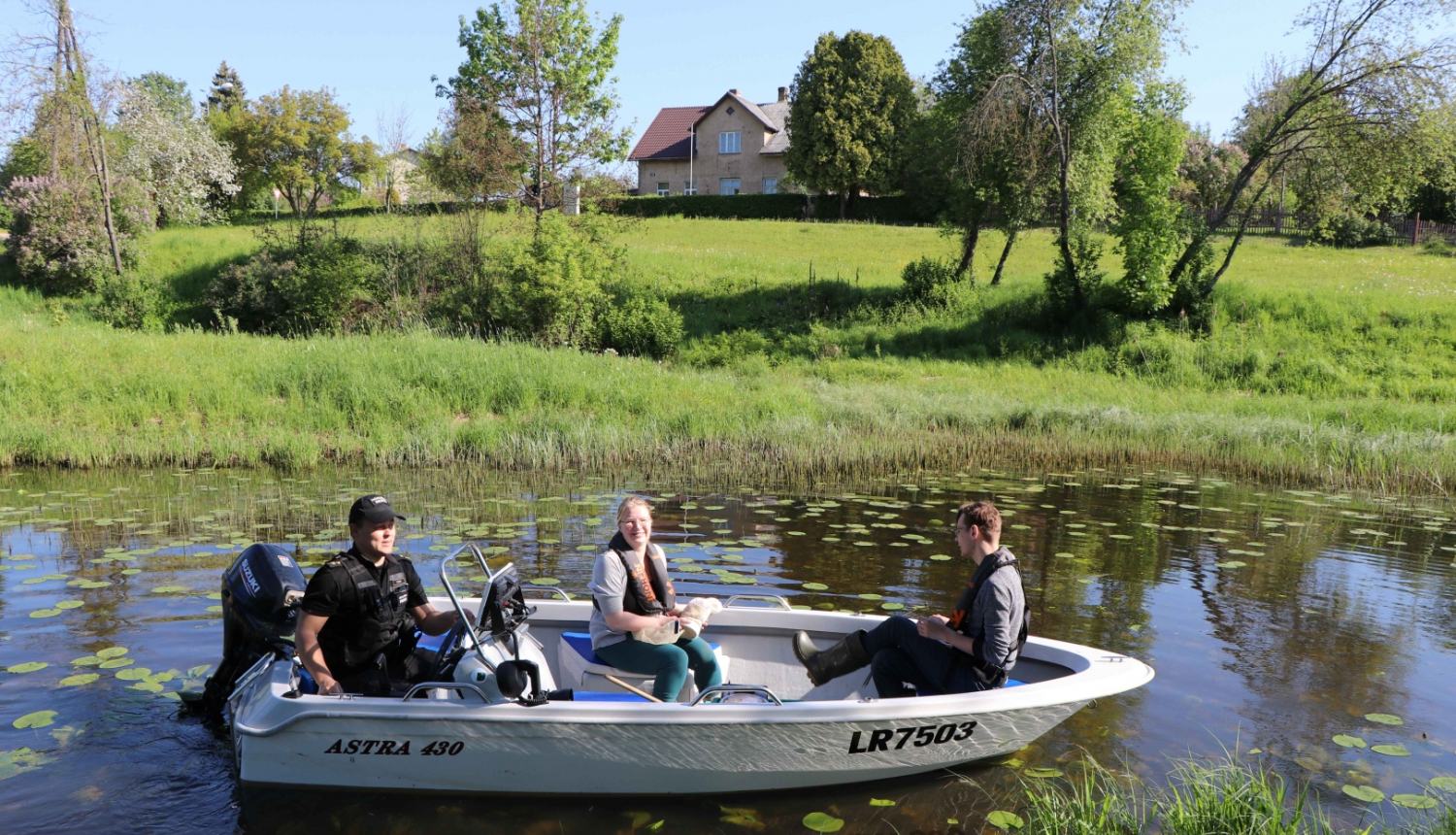 Latvijas Hidroekoloģijas institūta zinātnieki uzsāk Dzirnavu dīķa Gulbenē izpēti.