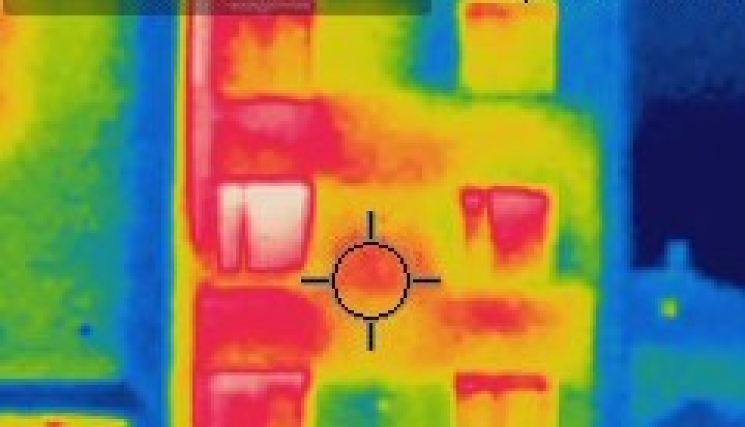 Viena no termokameras fiksācijām ēkai Vienības ielā 5, Beļavā. Sarkanā krāsa – siltuma zudumi