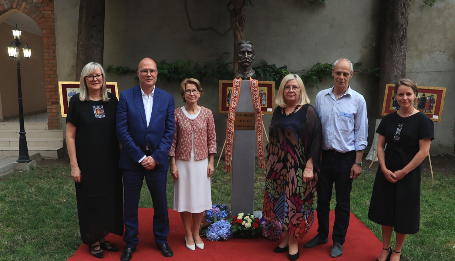 Edīte Medne kopā ar pārstāvjiem no Gulbenes novada