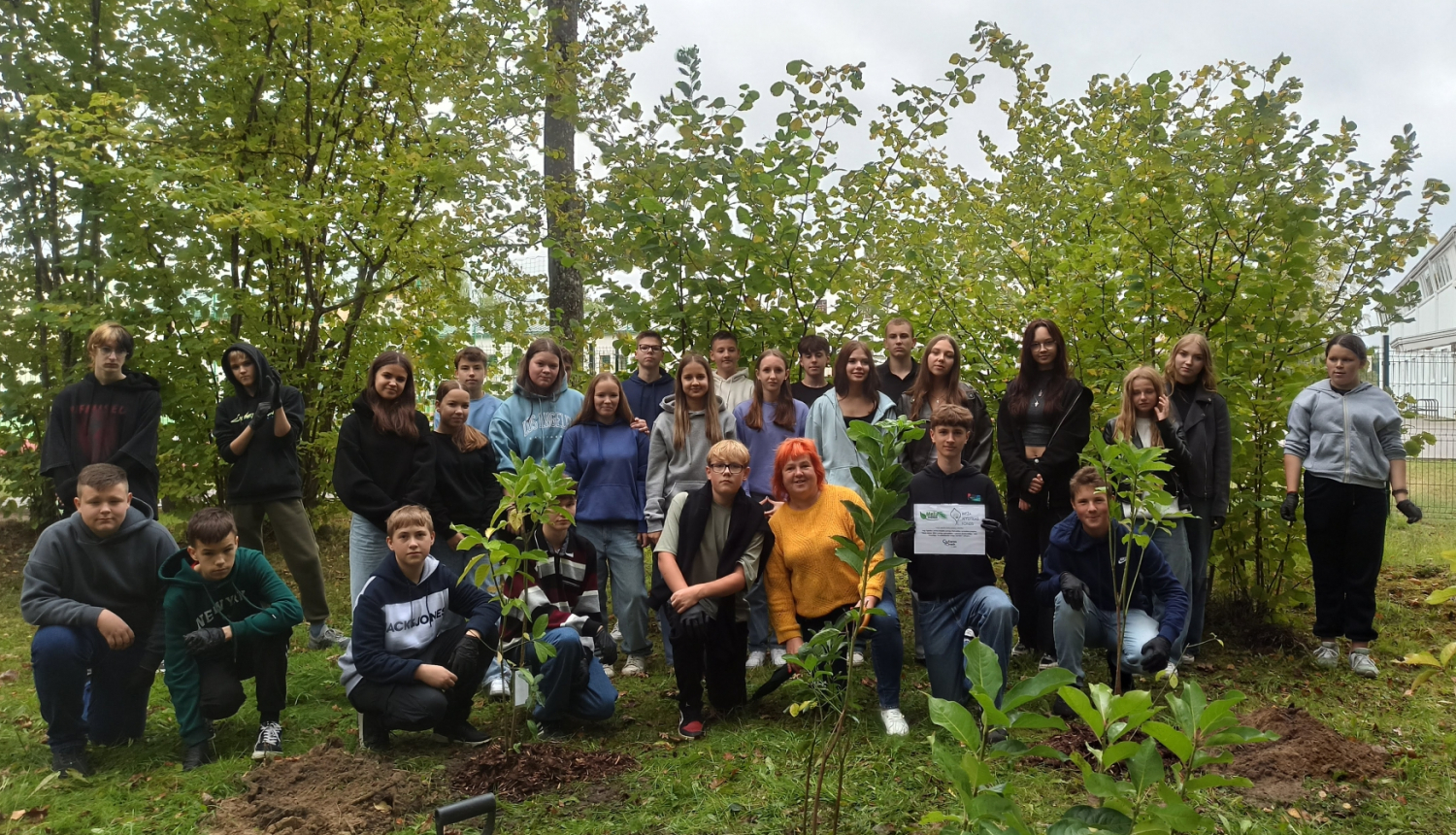 Attēls: jaunieši “Meža dienu 2024” ietvaros veido parka ārmalas apstādījumus