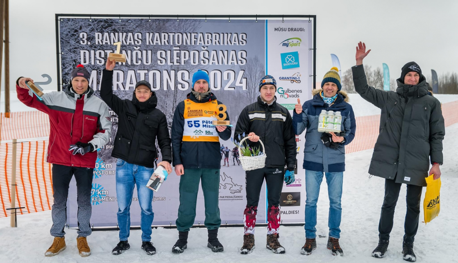 Attēls: Rankas kartonfabrikas distanču slēpošanas maratons dalībnieku aobalvošana