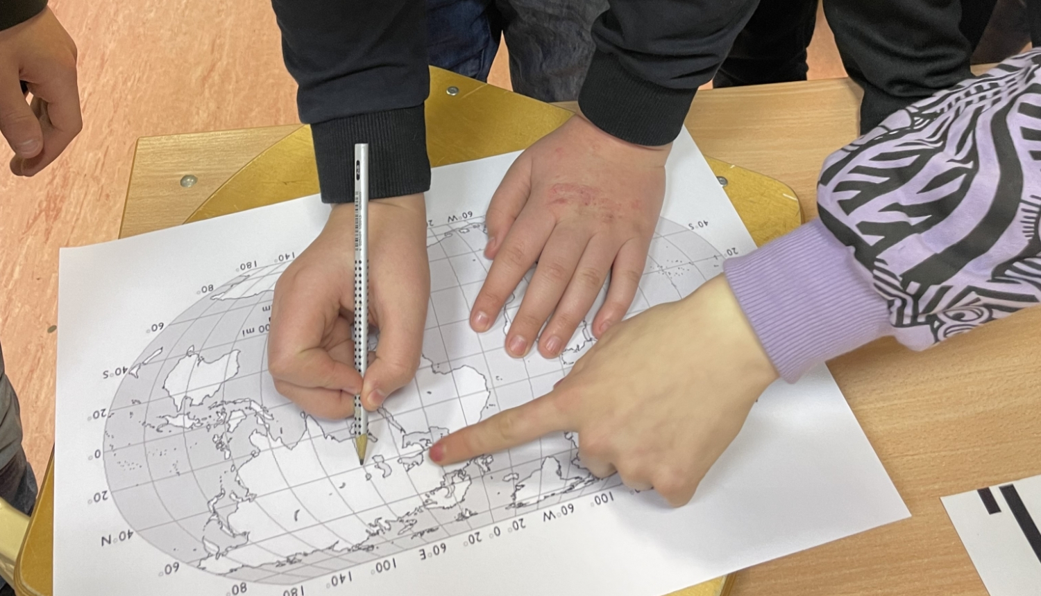 Attēls ar Tirzas pamatskolas skolēniem izlaušanās spēlē