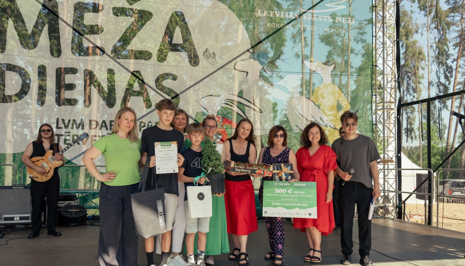 Bērni un jaunieši no Gulbenes un Alūksnes novadiem pārstrādei nogādā 47 tonnas makulatūras