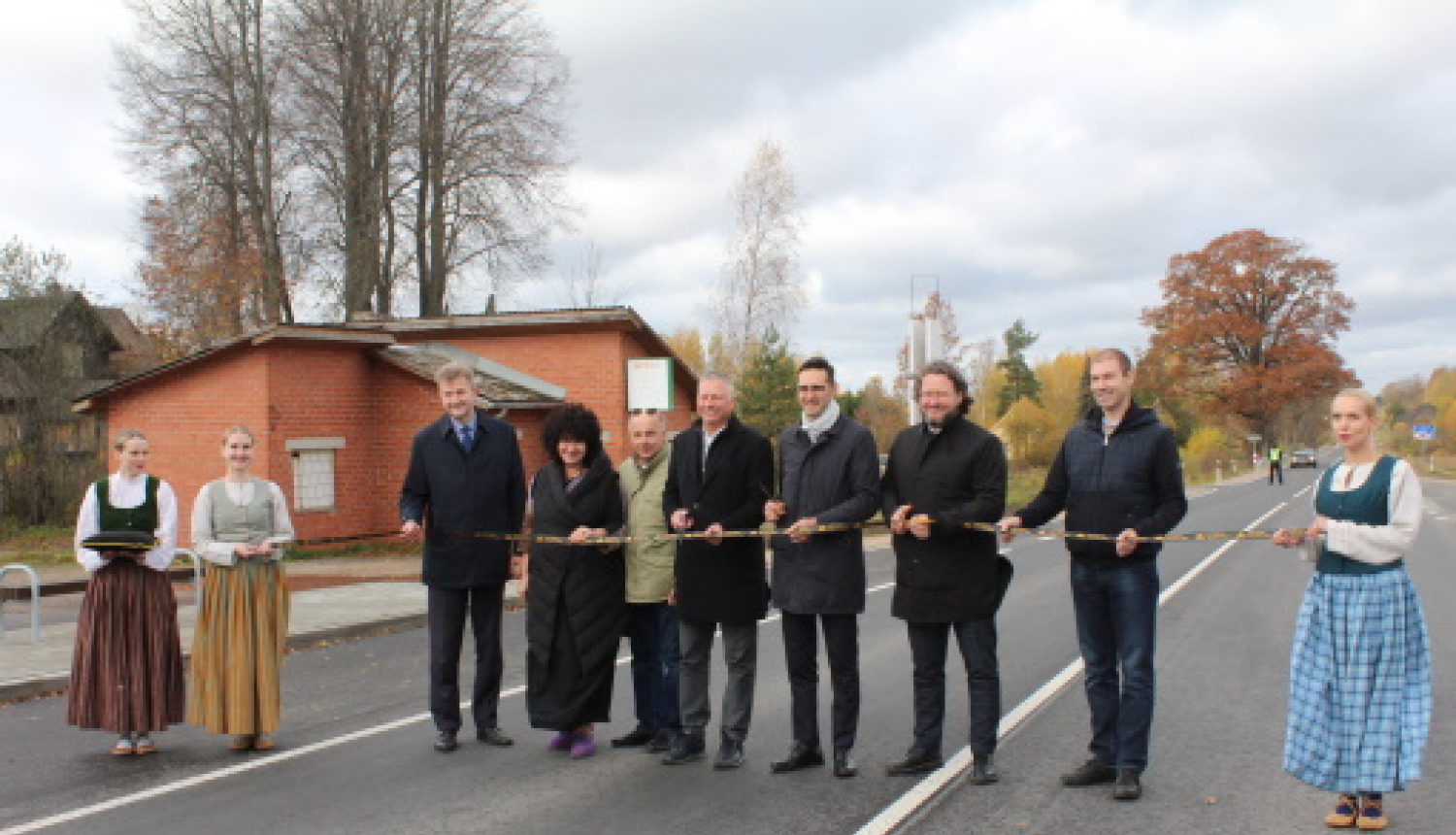 Atklāj pārbūvēto autoceļa P27 Smiltene–Gulbene posmu