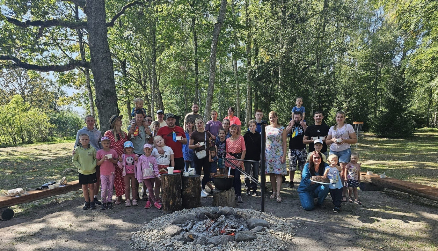 Attēls: Tēvu dienā atklāj atjaunoto ugunskura vietu Stāķu parkā