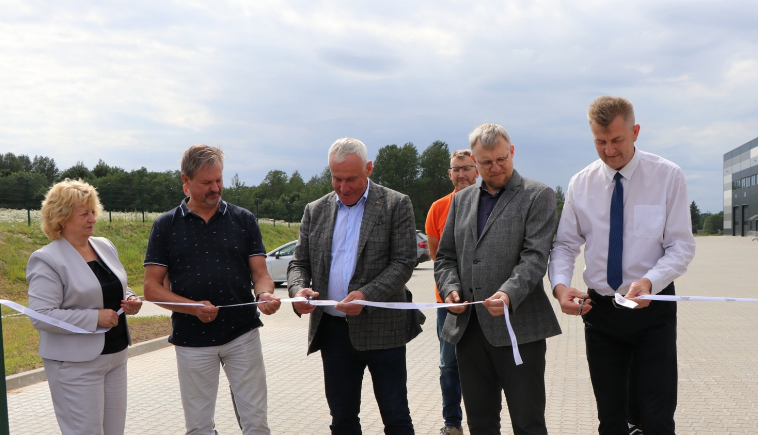 Attēls:Lizuma “Pinkās” simboliski pasniedz atslēgas jaunajiem nomniekiem 