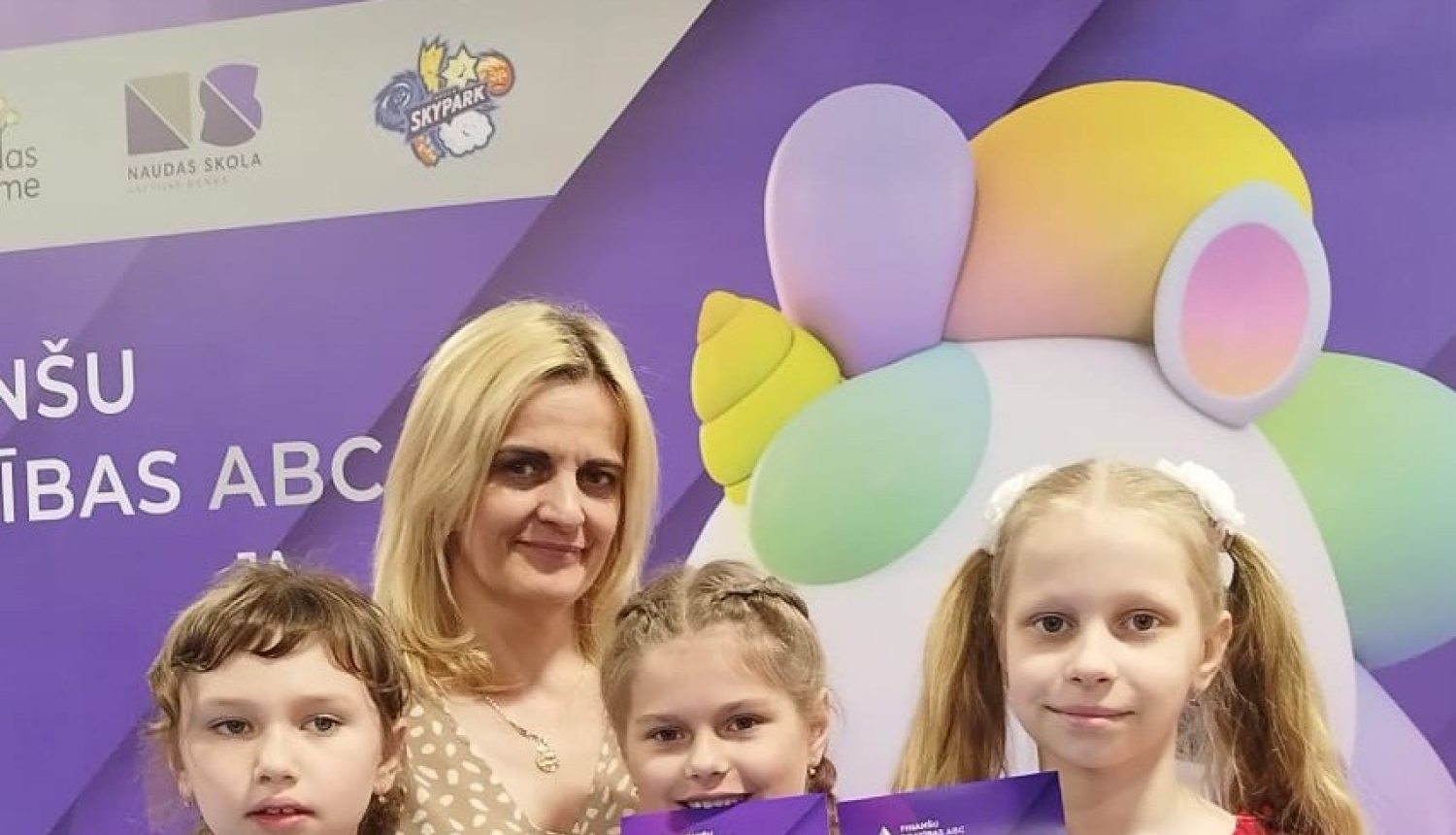 Attēls: Finanšu Pratības konkursa ABC  “Mana vārdnīciņa” dalībnieki