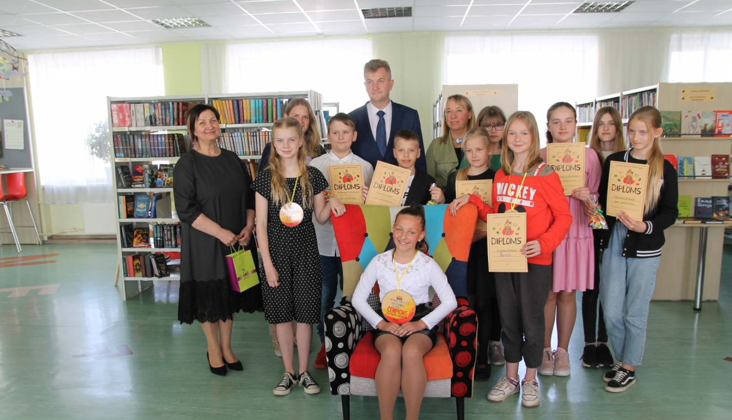 Attēls: apbalvo Skaļās lasīšanas čempionu Gulbenes novadā