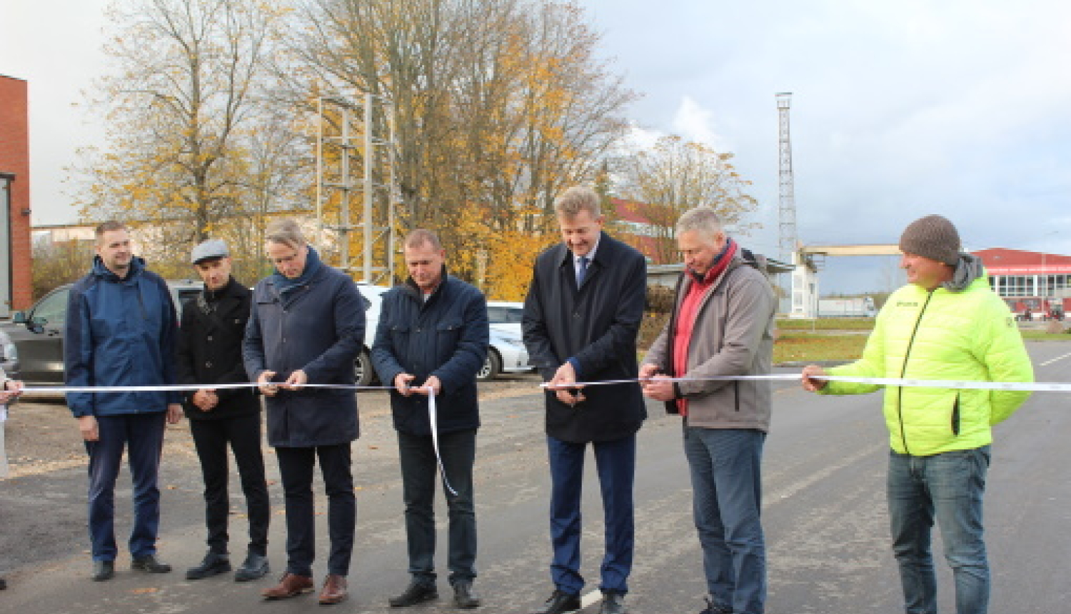 Atklāj divas atjaunotas ielas industriālajā teritorijā Šķieneros