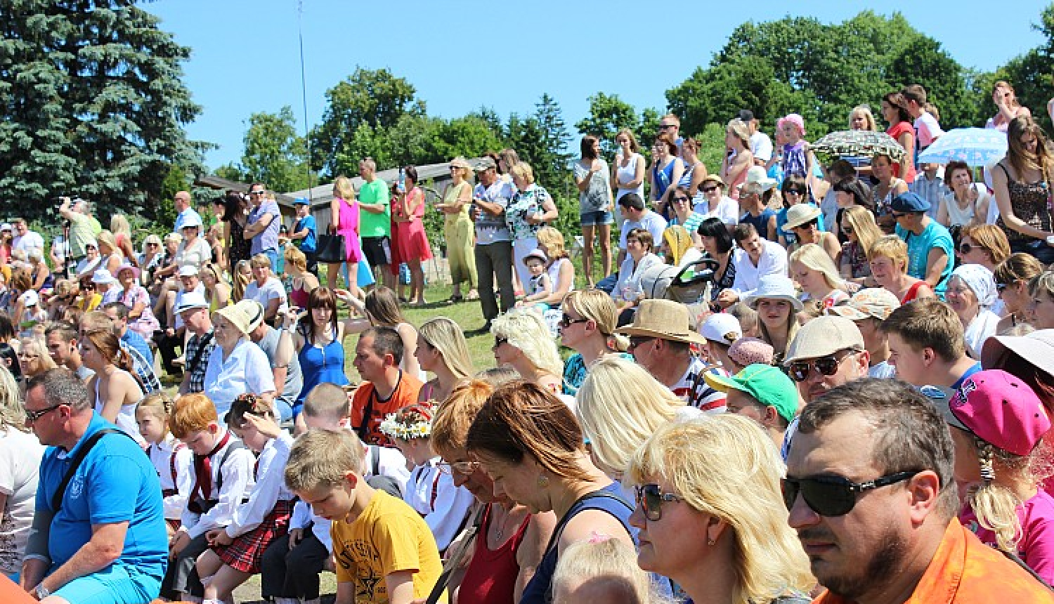 Deju koncerts. Novada skolu tautisko deju koncerts „Kas mežā braksķināja".