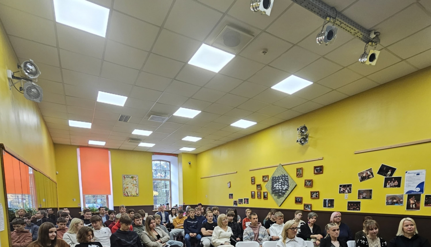 Attēls: Kafija ar politiķiem jauniešu centrā Bāze