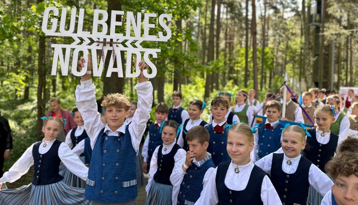 Attēls: Latvju bērni danci veda Jūrmalā svētku dalībnieki