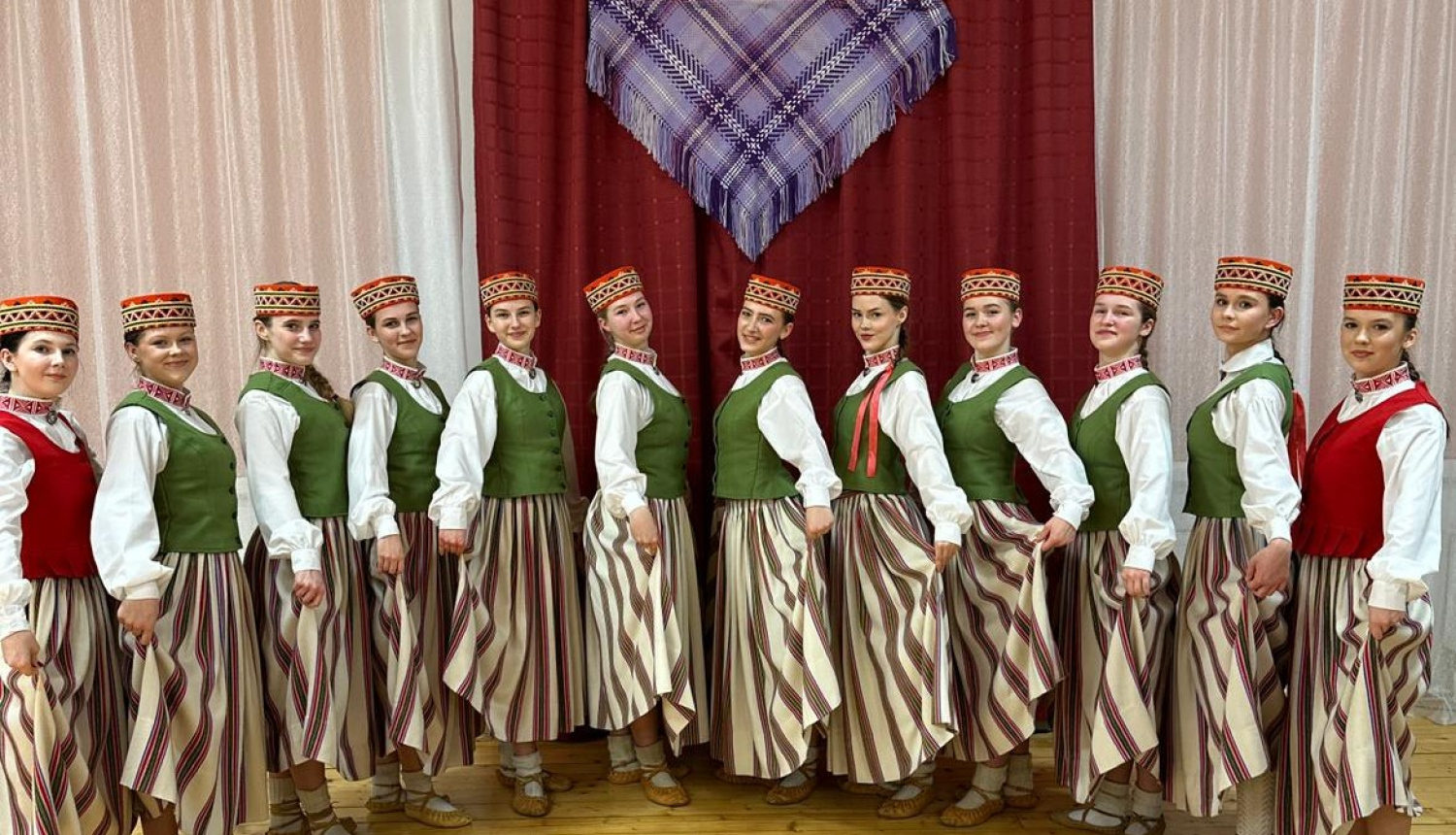 Attēls: Sadanča “Jādejo, lai būtu prieks!” dalībnieki