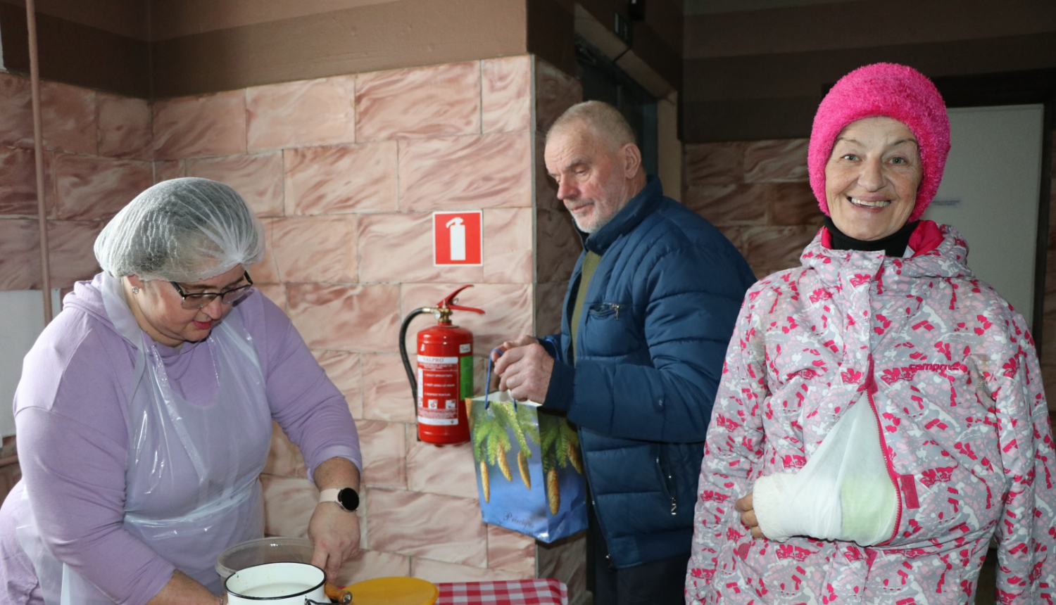 Attēls: pašvaldības finansētās zupas izdale Sarkanajā krustā