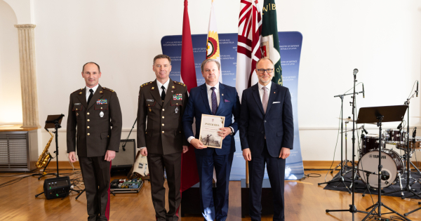 Gulbenes novada pašvaldība godināta par atbalstu Zemessardzei