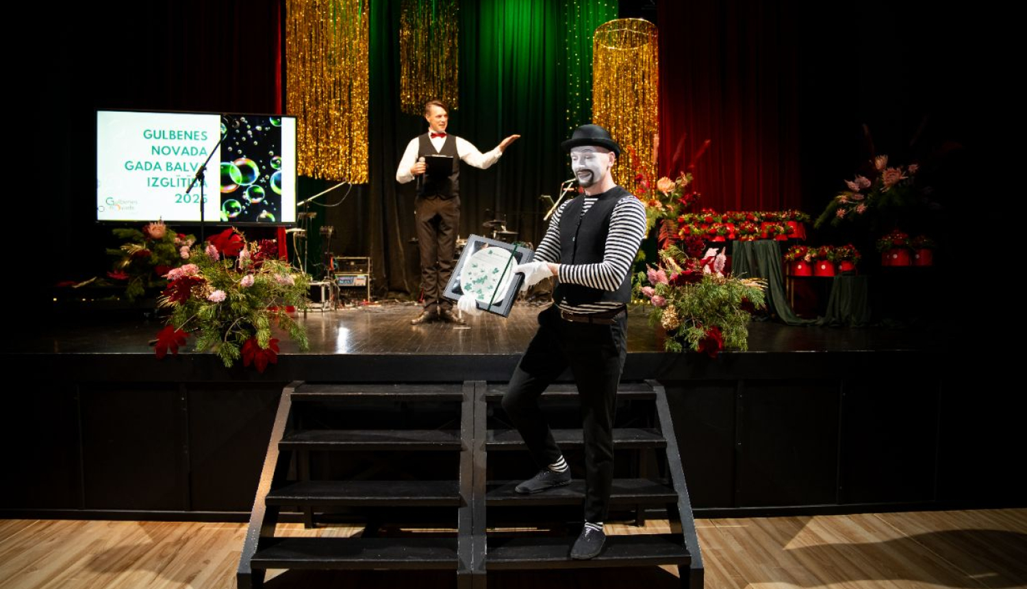 attēls: pasniegta Gulbenes novada gada balva izglītībā 2025