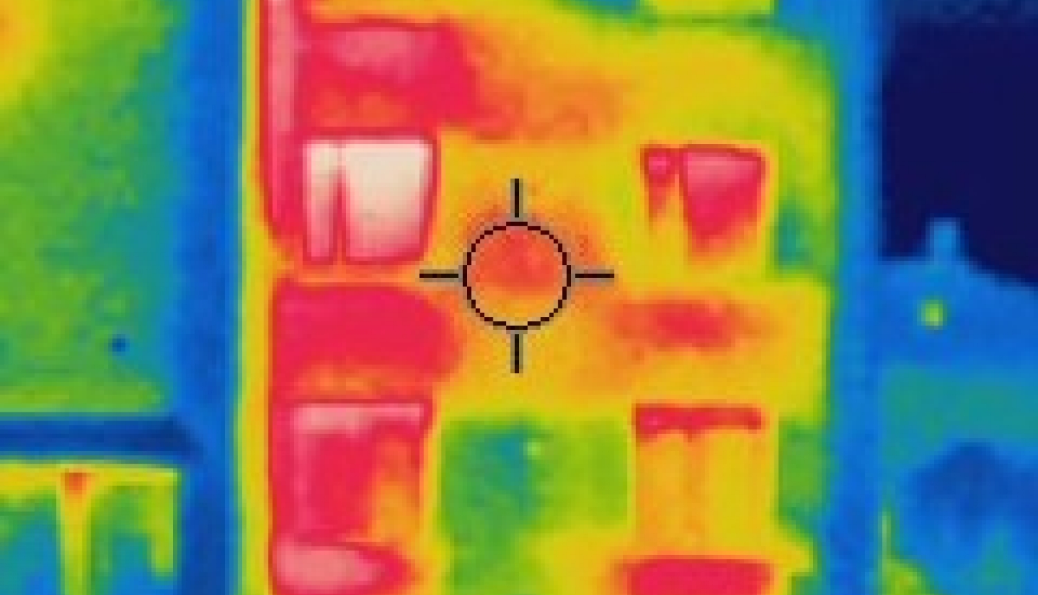 Viena no termokameras fiksācijām ēkai Vienības ielā 5, Beļavā. Sarkanā krāsa – siltuma zudumi