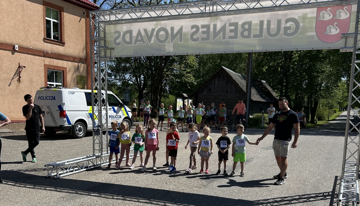 Attēls: tradicionālā tautas skrējiena “Rankas apļi 2023” dalībnieki