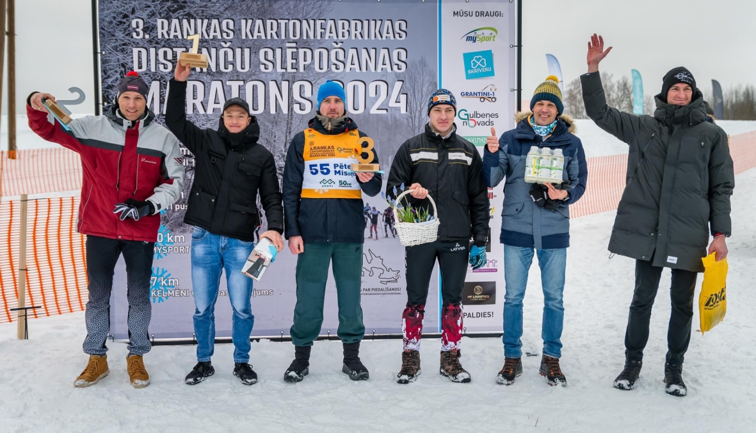 Attēls: Rankas kartonfabrikas distanču slēpošanas maratons dalībnieku aobalvošana