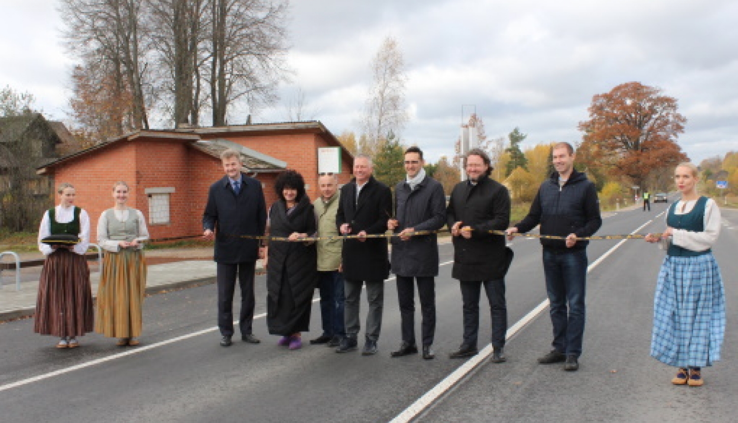 Atklāj pārbūvēto autoceļa P27 Smiltene–Gulbene posmu
