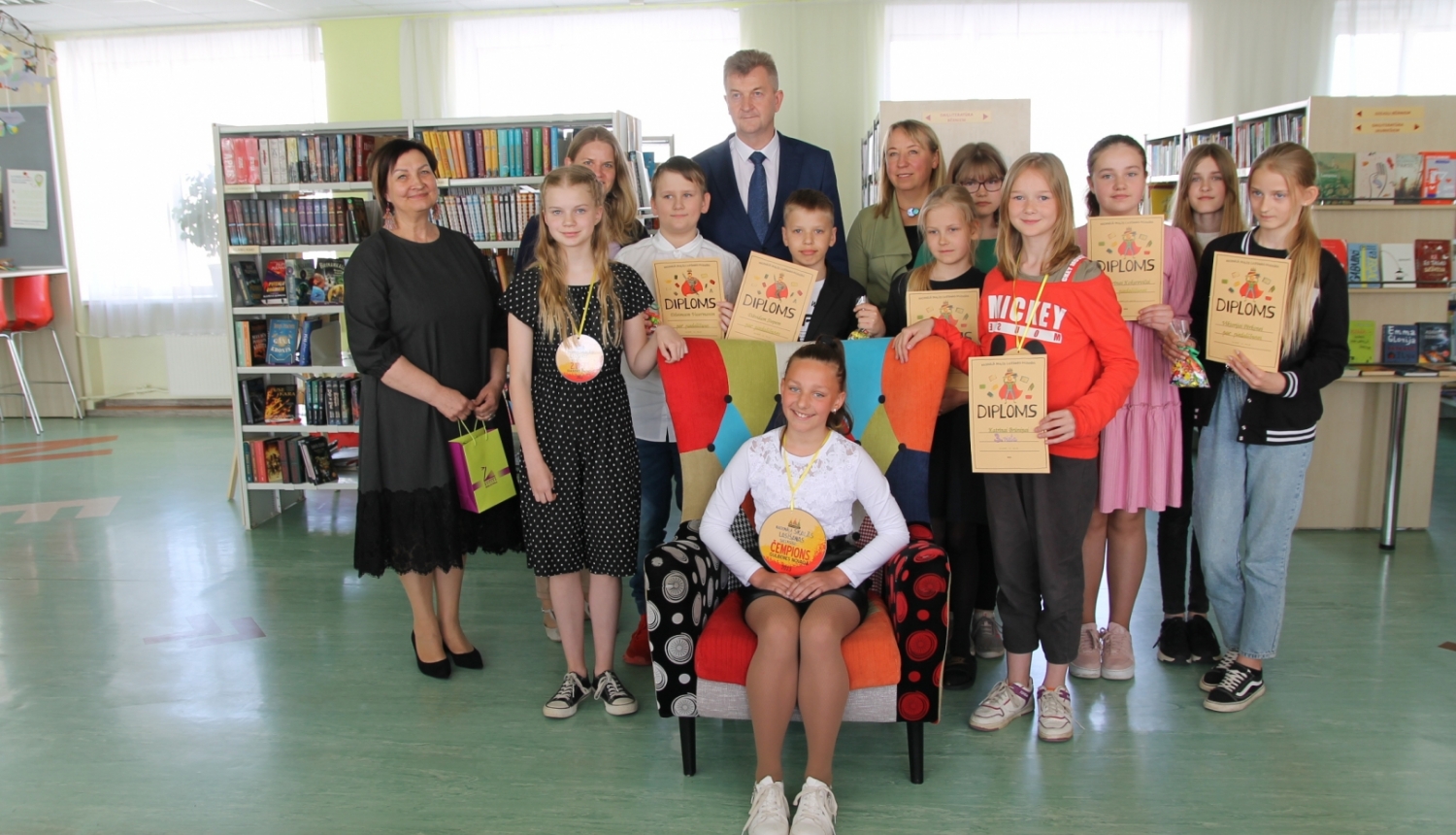 Attēls: apbalvo Skaļās lasīšanas čempionu Gulbenes novadā